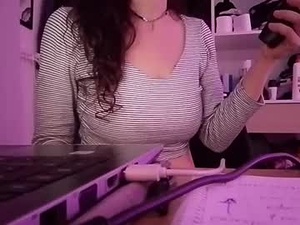 Screenshot from larafox22 webcams