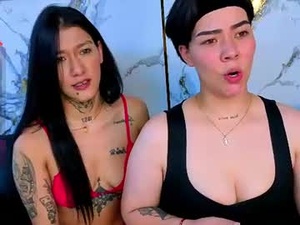 Screenshot from lexi_and_cloe11_pm webcams