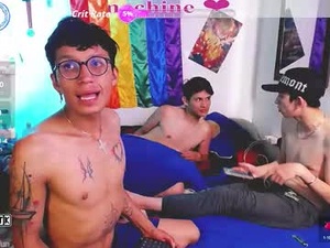 Screenshot from little_sunshine_squad webcams