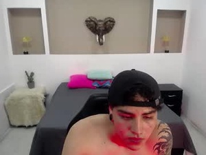 Screenshot from logan_peach5 webcams