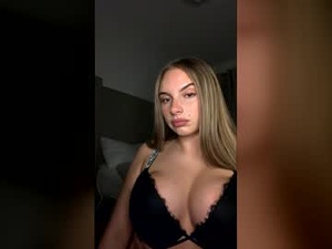 Screenshot from lolaaalive webcams