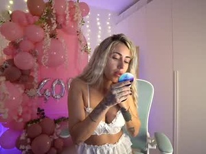 Screenshot from lunaink_ webcams