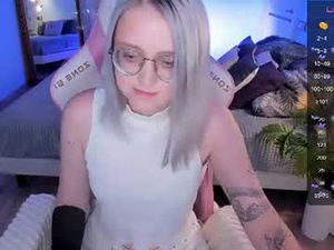 Screenshot from lunarglow_ webcams