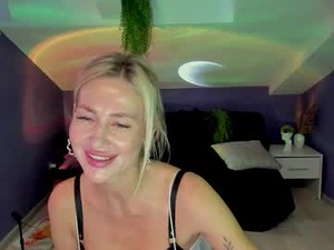 Screenshot from madammilly webcams