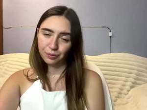 Screenshot from madeleinenewnam webcams