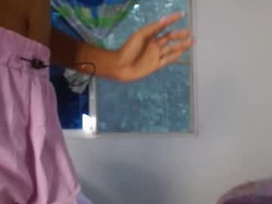 Screenshot from maia_little2 webcams