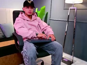 Screenshot from mathiandluna333 webcams