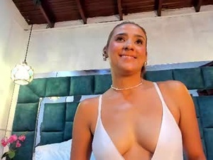 Screenshot from mia_soto_ webcams