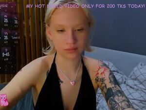 Screenshot from molly_smolly_ webcams