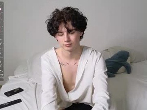 Screenshot from moon_gloww webcams