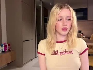 Screenshot from moonavellle_ webcams