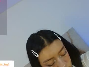 Screenshot from mystic_tay webcams