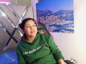 Screenshot from naileth_7 webcams