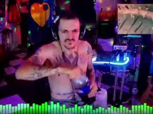 Screenshot from niniotrifasiko webcams