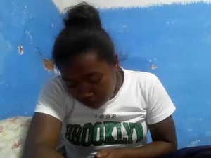 Screenshot from olivia305365 webcams