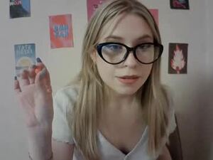 Screenshot from peach_shine webcams