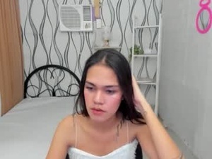 Screenshot from petiteasianaliyah webcams