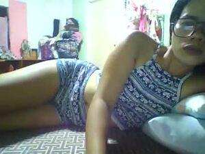 Screenshot from petiteprincess37 webcams