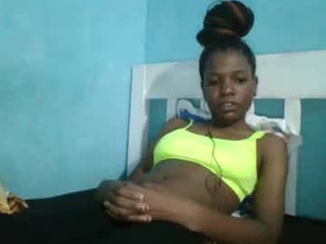 Screenshot from petitesweetchiq webcams