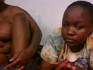 Screenshot from pinkylips_ebony webcams