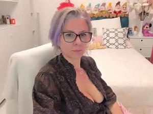 Screenshot from prettyblackeyes webcams