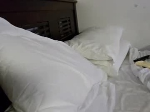 Screenshot from r3dhotinrehab webcams