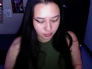 Screenshot from raven_darkk webcams