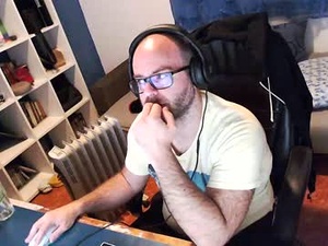 Screenshot from ravingr3d3 webcams