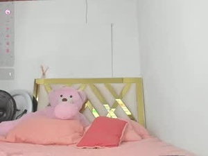 Screenshot from rousee_yarelds webcams