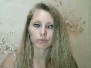 Screenshot from roxyfox18x01 webcams