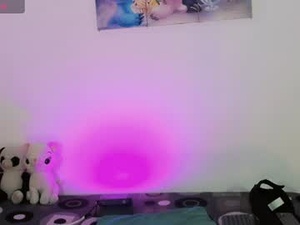 Screenshot from royals_cum21 webcams