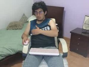 Screenshot from sexypolarbear33 webcams