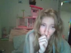 Screenshot from sm0keprincesspeach webcams