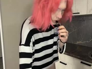 Screenshot from soska_albinosk webcams