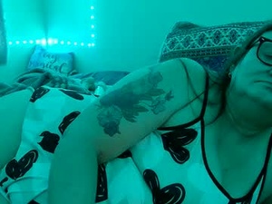 Screenshot from submissivelilslut4u webcams