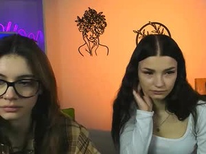 Screenshot from tina_golden1 webcams