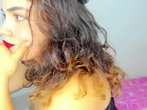 Screenshot from tugataoficial19 webcams