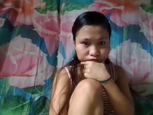 Screenshot from urskinnypinay webcams