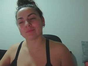 Screenshot from xxbeyotaxx webcams