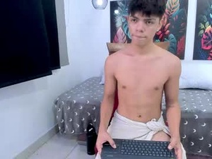 Screenshot from zack_torreshot webcams