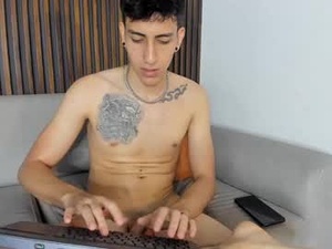 Screenshot from zairon_rouge webcams