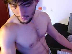 Screenshot from zyon_benet1 webcams